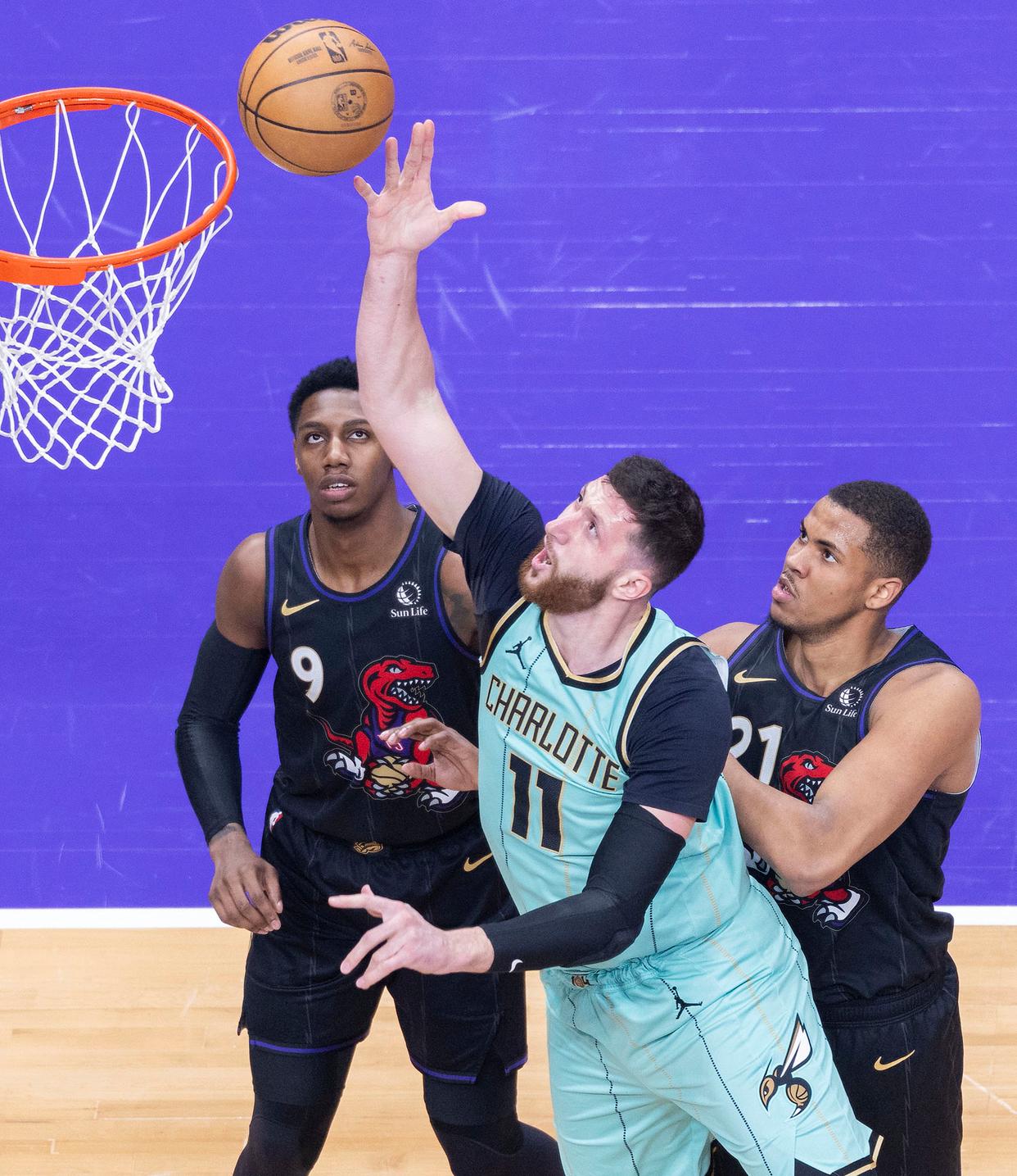 包含多伦多猛龙训练开放日，加时末段门线救险引观众欢呼，NBA季后赛在即，身体对抗强度拉满的词条