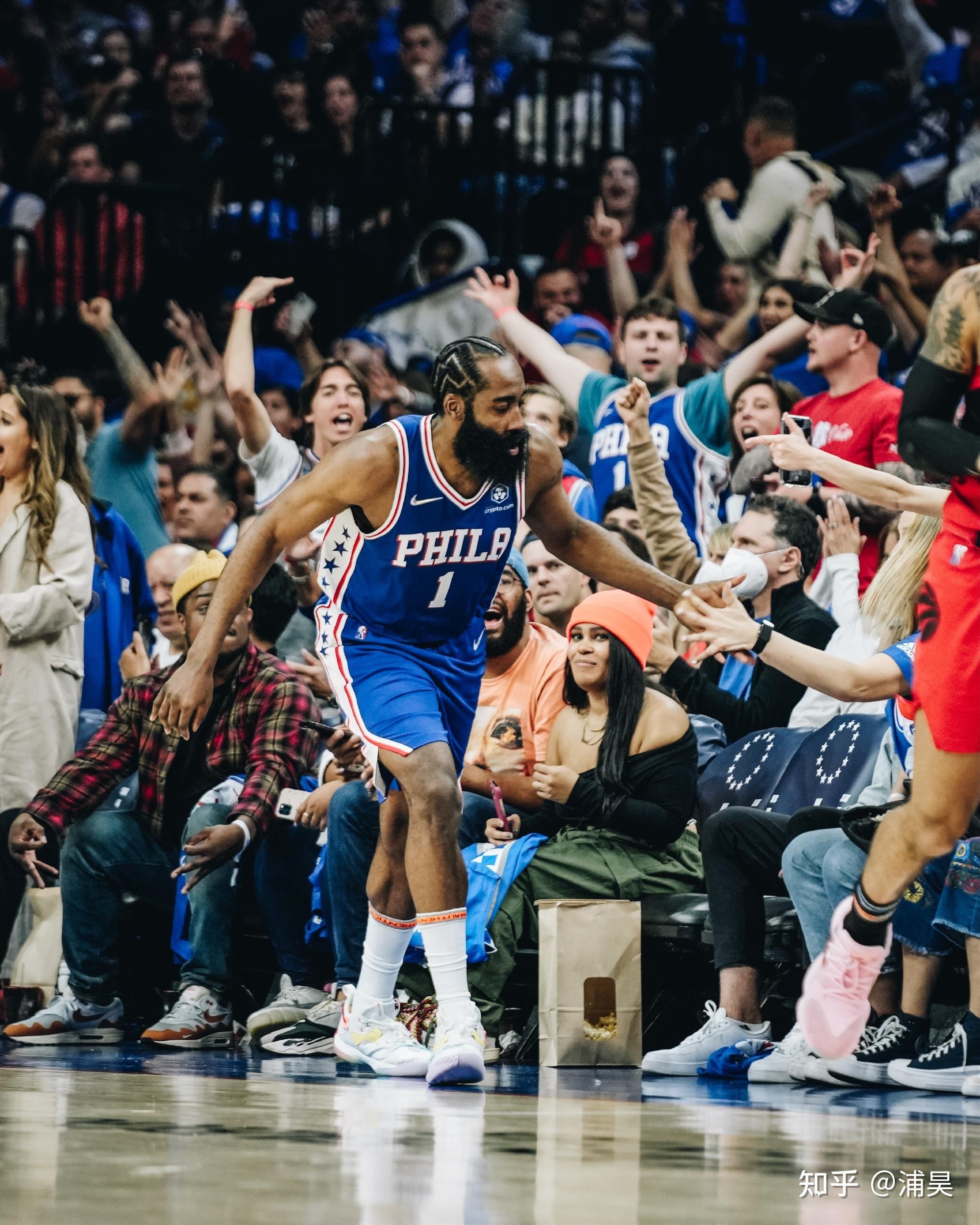 包含多伦多猛龙训练开放日，加时末段门线救险引观众欢呼，NBA季后赛在即，身体对抗强度拉满的词条