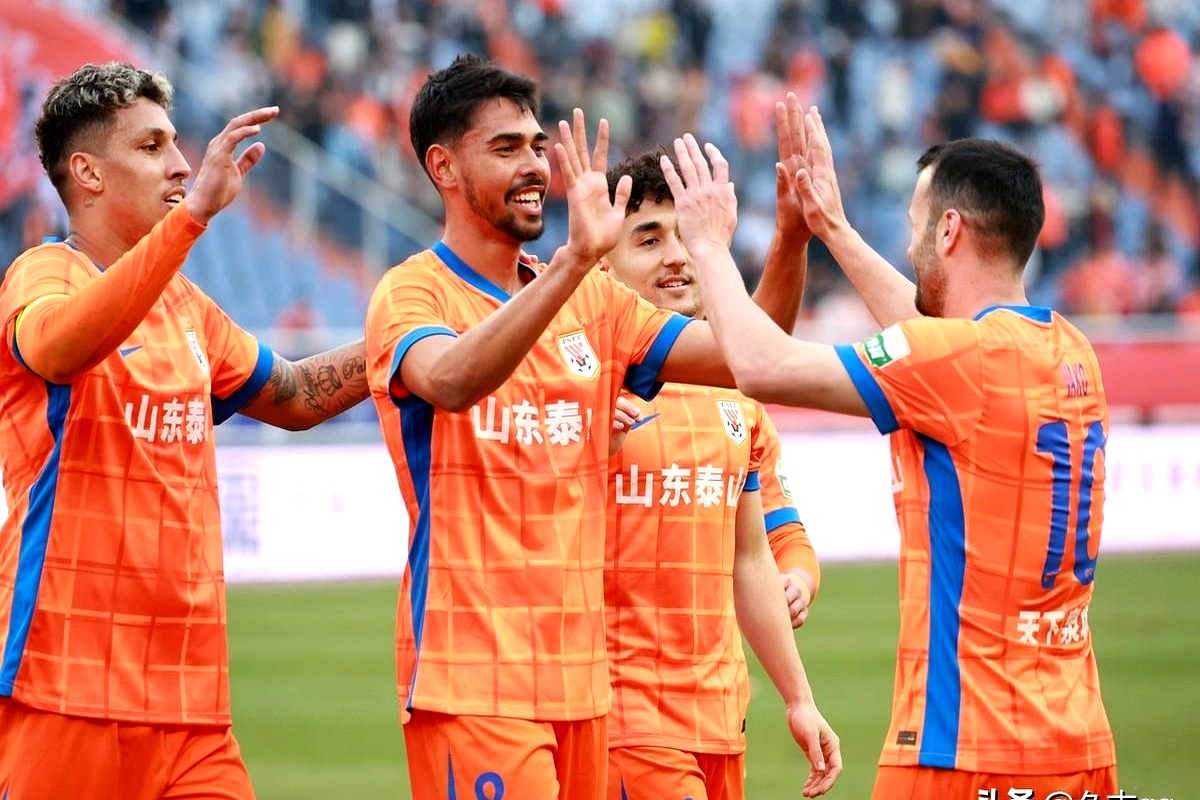 关于转折点山东泰山主帅复盘，荷甲赛前攻防权衡，媒体盛赞，球队文化再被提及的信息