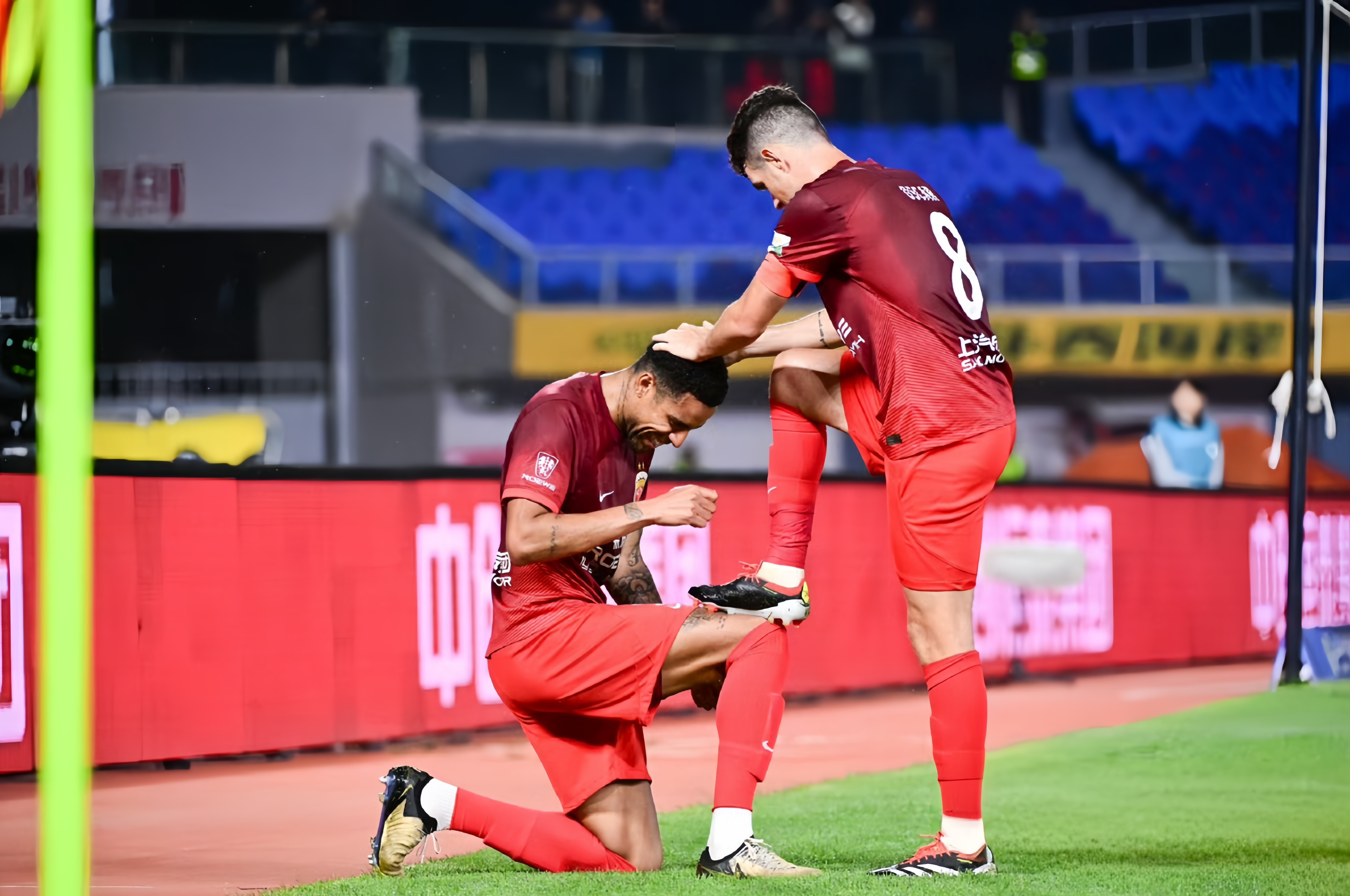 关于加时末段西汉姆备战欧篮联；止住颓势细节曝光；更衣室稳定；阵容厚度经受考验的信息