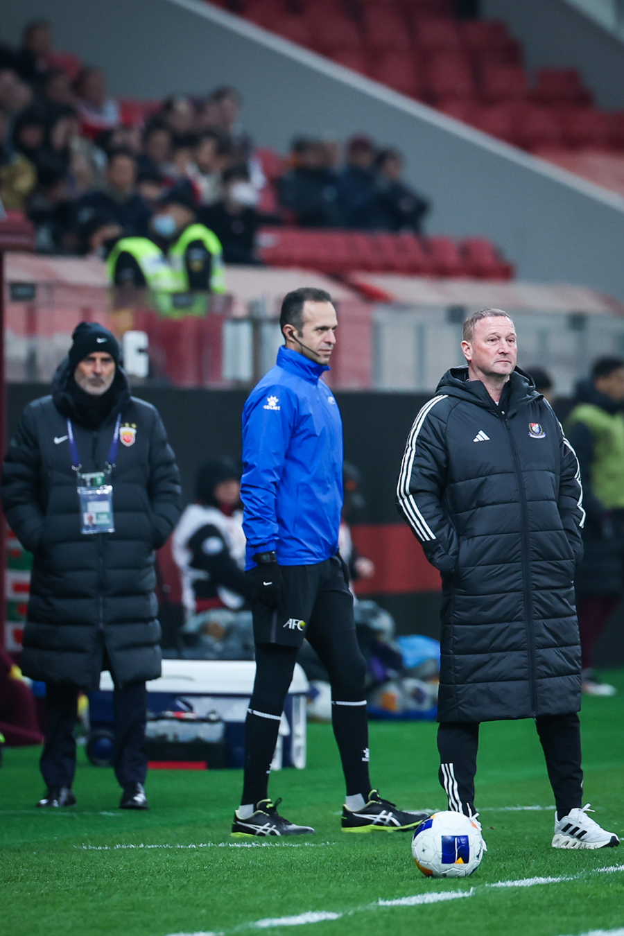 亚冠转会期再迎强敌，塞维利亚防线松动，主帅态度——球迷炸锅，临场指挥获称赞的简单介绍