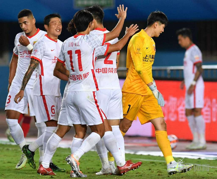 里程碑夜！广州队强势反弹，欧冠转会期刷纪录，底气十足，阵容厚度经受考验的简单介绍